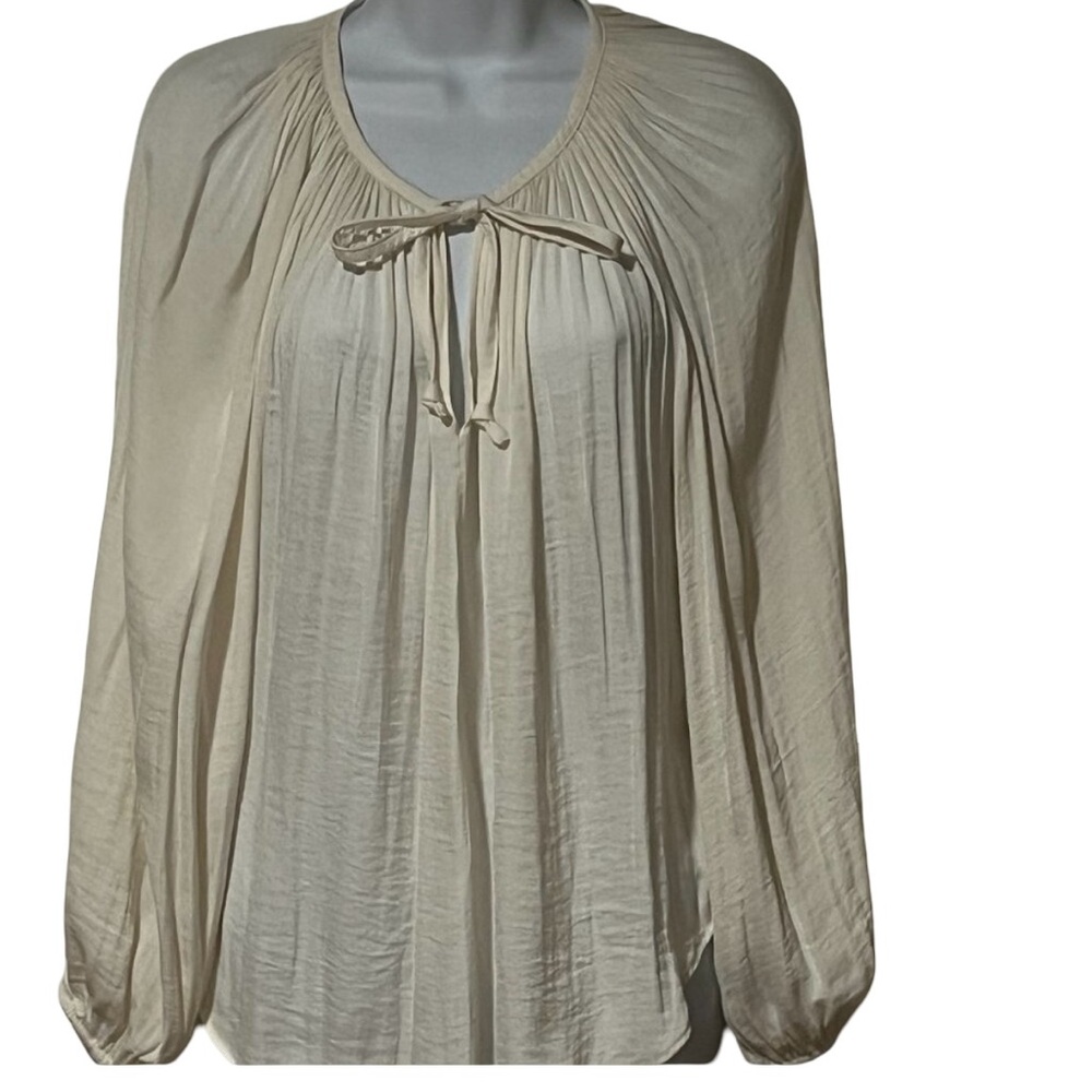 NWOT Beautiful ivory JLo blouse